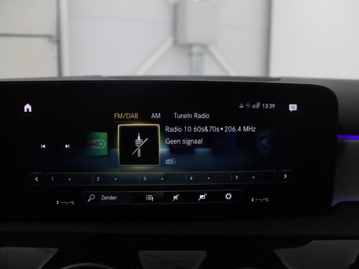 Mercedes-Benz A-Klasse 200 Business Solution AMG | Pano.Dak | Camera | Navigatie | Apple Carplay | LED ActivLease financial lease