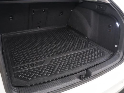 Volkswagen Golf Variant 1.5 eTSI Life Business | Trekhaak | Camera | Stoelverwarming | Apple Carplay | ActivLease financial lease