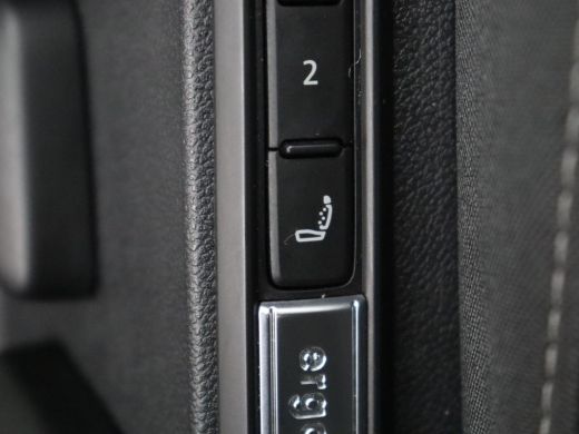 Volkswagen Golf Variant 1.5 eTSI Life Business | Trekhaak | Camera | Stoelverwarming | Apple Carplay | ActivLease financial lease