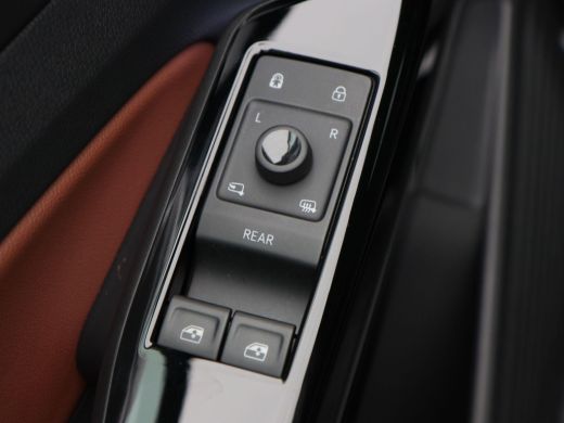 Volkswagen ID.4 Pro Business 77 kWh 204 Pk | Trekhaak | Carplay | Adaptive Cruise | Elektrische Stoelen | Leder S... ActivLease financial lease