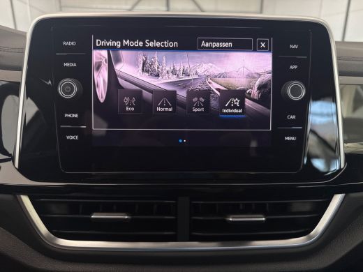 Volkswagen T-Roc TSI 110PK R-LINE BUSINESS CAMERA/MASSAGE/IQ.LIGHT ActivLease financial lease