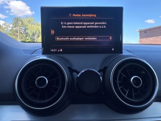 Audi Q2 35 TFSI 150PK S-LINE EDITION NAVI/PDC/HALF-LEDER ActivLease financial lease