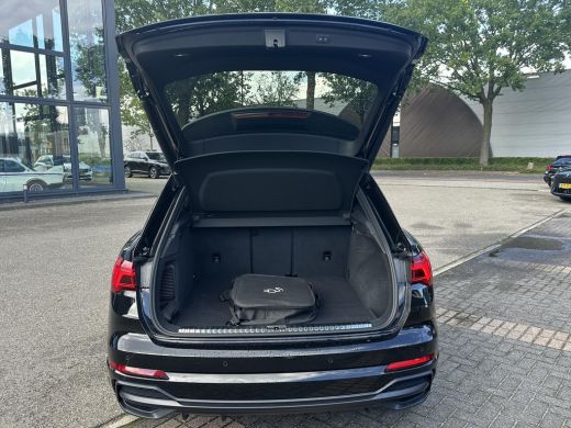 Audi Q3 45 TFSI e S edition 3X S LINE VAN: 39.900,- VOOR: 36.877,- UW HERFST VOORDEEL: 3.023,- | BLACK OP... ActivLease financial lease