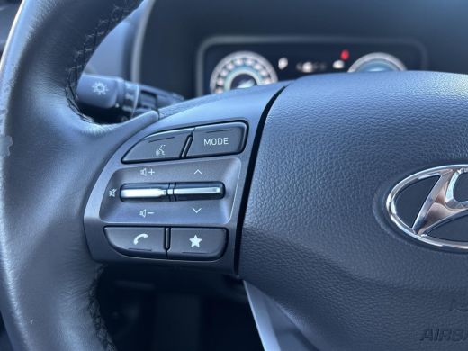 Hyundai Kona EV Fashion 64 kWh | 3 fase | Stoelverwarming | Navigatie | Apple carplay | Rijklaarprijs | ActivLease financial lease