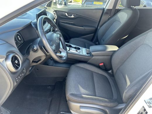 Hyundai Kona EV Fashion 64 kWh | 3 fase | Stoelverwarming | Navigatie | Apple carplay | Rijklaarprijs | ActivLease financial lease