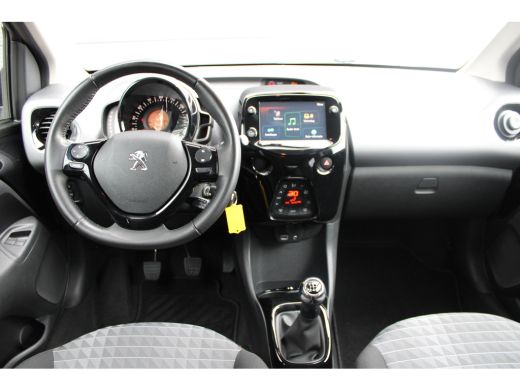 Peugeot 108 1.0 e-VTi Allure | Navi by app | Camera | Climate control | All season | Extra geinte ramen | Lic... ActivLease financial lease