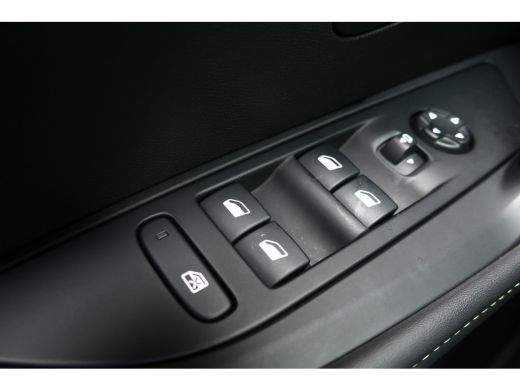 Peugeot 208 1.2 PureTech GT / CAMERA / STOELVERWARMING / FULL-LED / 17"LMV / NAVI / CLIMA / PDC / BLUETOOTH /... ActivLease financial lease