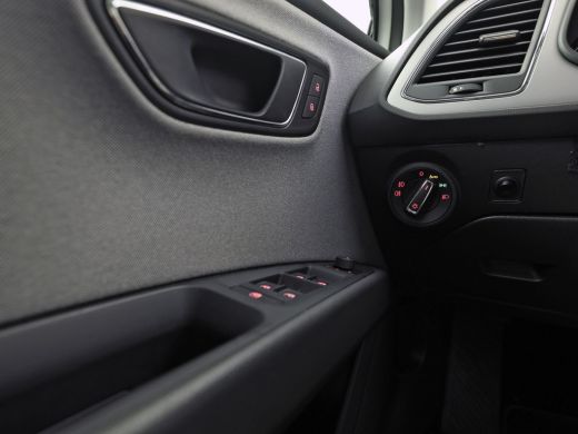 Seat Leon 1.0 EcoTSI Intense Sport Automaat (APPLE CARPLAY, NAVIGATIE, CLIMATE, KEYLESS, SPORTSTOELEN, PARK... ActivLease financial lease