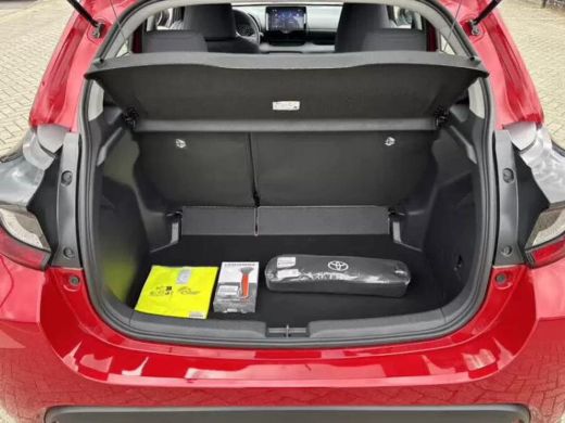 Toyota Yaris 1.5 Hybrid 115 Comfort **EMOTIONAL RED METALLIC/ NIEUWE AUTO/ DIRECT LEVERBAAR** ActivLease financial lease