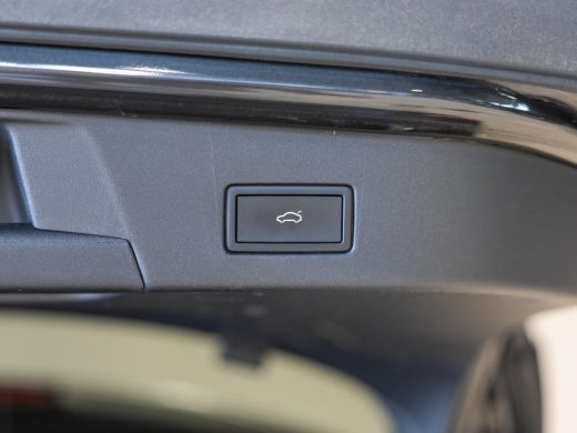 Volkswagen ID.4 Max 77 kWh SOH 91% / 204pk / Panorama dak / Trekhaak / Kuipstoelen / Elektrische stoelverstelling / ActivLease financial lease