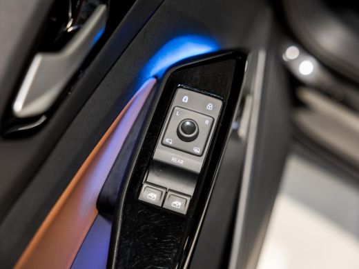 Volkswagen ID.4 Max 77 kWh SOH 91% / 204pk / Panorama dak / Trekhaak / Kuipstoelen / Elektrische stoelverstelling / ActivLease financial lease