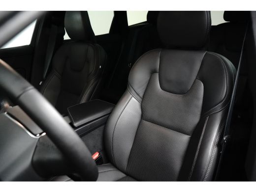 Volvo  XC60 2.0 T8 Plug-in hybrid AWD Ultra Black Edition | Massage | HU-Display | Trekhaak | 360 Camera | ActivLease financial lease
