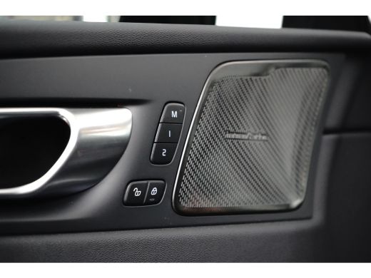 Volvo  XC60 2.0 T8 Plug-in hybrid AWD Ultra Black Edition | Massage | HU-Display | Trekhaak | 360 Camera | ActivLease financial lease