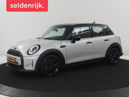 Mini 5-Deurs | Leder | Cruise control | Head-up | Camera | Park assist | Carplay | Climate control | 17" velgen ActivLease financial lease