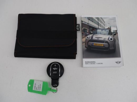Mini 5-Deurs | Leder | Cruise control | Head-up | Camera | Park assist | Carplay | Climate control | 17" velgen ActivLease financial lease