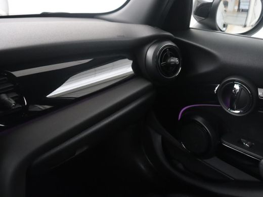 Mini 5-Deurs | Leder | Cruise control | Head-up | Camera | Park assist | Carplay | Climate control | 17" velgen ActivLease financial lease