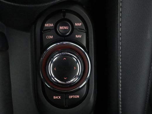 Mini 5-Deurs | Leder | Cruise control | Head-up | Camera | Park assist | Carplay | Climate control | 17" velgen ActivLease financial lease