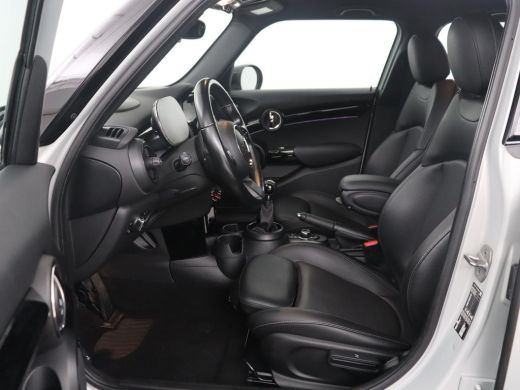 Mini 5-Deurs | Leder | Cruise control | Head-up | Camera | Park assist | Carplay | Climate control | 17" velgen ActivLease financial lease