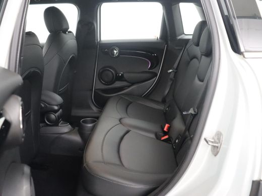 Mini 5-Deurs | Leder | Cruise control | Head-up | Camera | Park assist | Carplay | Climate control | 17" velgen ActivLease financial lease
