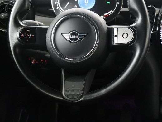 Mini 5-Deurs | Leder | Cruise control | Head-up | Camera | Park assist | Carplay | Climate control | 17" velgen ActivLease financial lease