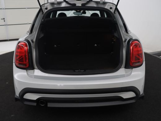 Mini 5-Deurs | Leder | Cruise control | Head-up | Camera | Park assist | Carplay | Climate control | 17" velgen ActivLease financial lease