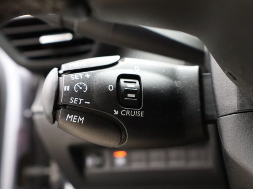 Peugeot 2008 1.2 PureTech Allure Pack Parkeensensoren | Apple Carplay | Camera | Navigatie | 17" Lichtmetalen ... ActivLease financial lease
