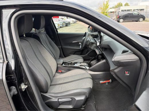 Peugeot e-2008 EV Allure 54 kWh | Fase 3 laden | SOH 95,75% | Nieuw model | Stoelverwarming | Navigatie | Camera... ActivLease financial lease