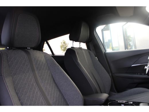 Peugeot e-2008 EV Allure 54 kWh | Warmtepomp | Fase 3 laden | 1e Eigenaar | NL auto | Navigatie | Camera | Apple... ActivLease financial lease