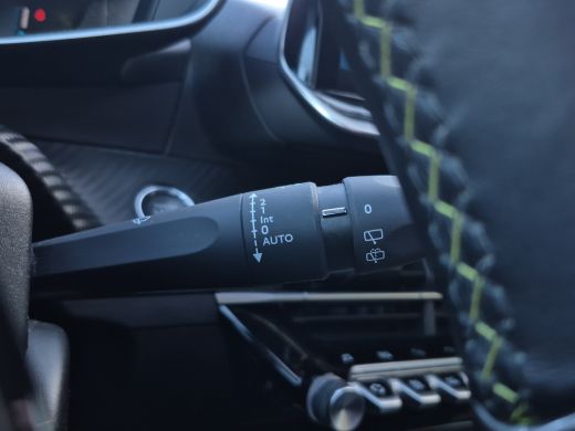 Peugeot e-2008 EV GT 50 kWh 95,7% Soh | Panoramadak | Trekhaak afneembaar | Camera | Parkeersensoren | Full map ... ActivLease financial lease