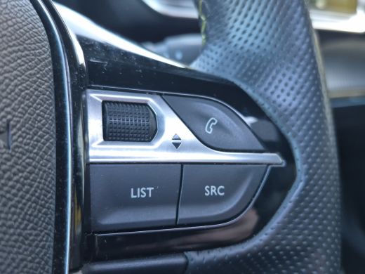Peugeot e-2008 EV GT 50 kWh 95,7% Soh | Panoramadak | Trekhaak afneembaar | Camera | Parkeersensoren | Full map ... ActivLease financial lease
