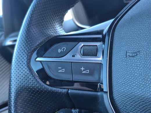Peugeot e-2008 EV GT 50 kWh 95,7% Soh | Panoramadak | Trekhaak afneembaar | Camera | Parkeersensoren | Full map ... ActivLease financial lease
