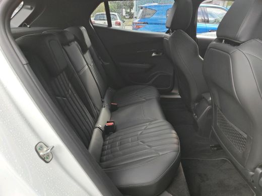 Peugeot e-2008 EV GT Pack 50 kWh | Fase 3 laden | SOH 97,50% | Panorama/schuifdak | Lederen bekleding | Stoelver... ActivLease financial lease