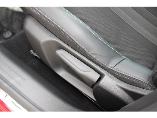 Peugeot e-208 EV GT Pack 50 kWh | Fase 3 laden | SOH 100% | Navigatie | Camera | Stoelverwarming | Black Diamon... ActivLease financial lease