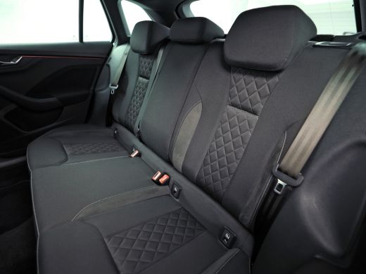 Skoda Scala 1.0 TSI Sport Automaat (KUIPSTOELEN, VIRTUAL COCKPIT, APPLE CARPLAY, GROOT NAVI, CLIMATE, STOELVE... ActivLease financial lease