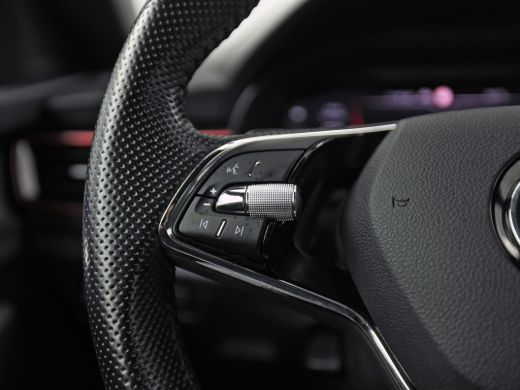 Skoda Scala 1.0 TSI Sport Automaat (KUIPSTOELEN, VIRTUAL COCKPIT, APPLE CARPLAY, GROOT NAVI, CLIMATE, STOELVE... ActivLease financial lease