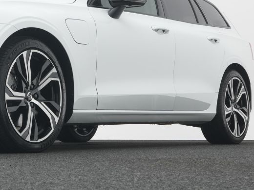 Volvo  V60 T6 Recharge AWD Ultra Dark | 360&deg; Camera | Bowers & Wilkins Soundsystem | Cruise control adaptief... ActivLease financial lease