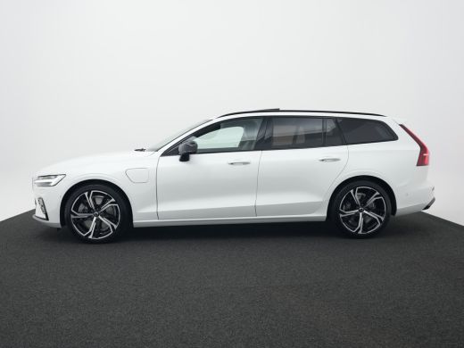 Volvo  V60 T6 Recharge AWD Ultra Dark | 360&deg; Camera | Bowers & Wilkins Soundsystem | Cruise control adaptief... ActivLease financial lease