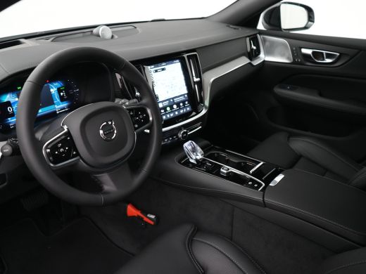 Volvo  V60 T6 Recharge AWD Ultra Dark | 360&deg; Camera | Bowers & Wilkins Soundsystem | Cruise control adaptief... ActivLease financial lease