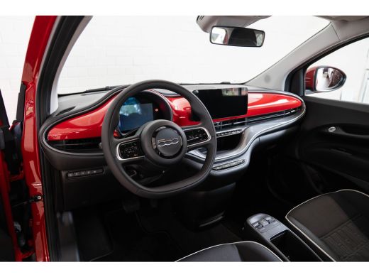 Fiat 500e 42 kWh | Camera | Parkeersensoren Voor & Achter | Navigatie | Apple Carplay & Android Auto | Keyl... ActivLease financial lease