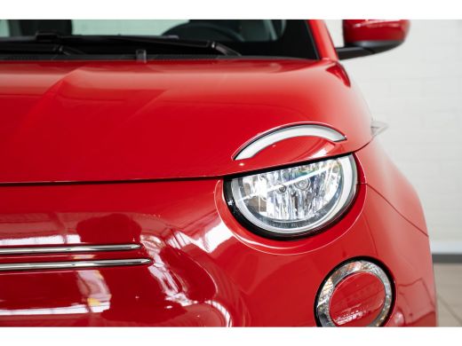 Fiat 500e 42 kWh | Camera | Parkeersensoren Voor & Achter | Navigatie | Apple Carplay & Android Auto | Keyl... ActivLease financial lease