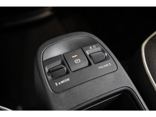 Fiat 500e 42 kWh | Camera | Parkeersensoren Voor & Achter | Navigatie | Apple Carplay & Android Auto | Keyl... ActivLease financial lease