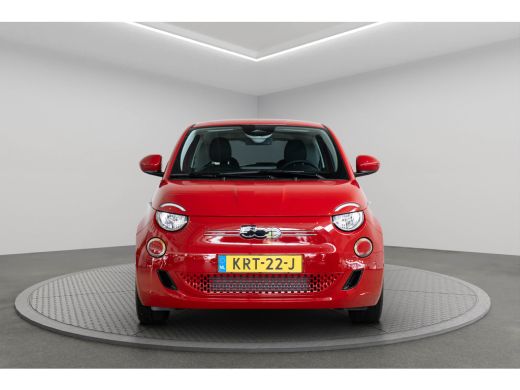 Fiat 500e 42 kWh | Camera | Parkeersensoren Voor & Achter | Navigatie | Apple Carplay & Android Auto | Keyl... ActivLease financial lease
