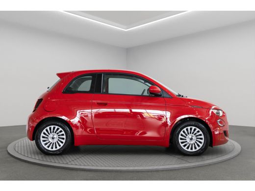 Fiat 500e 42 kWh | Camera | Parkeersensoren Voor & Achter | Navigatie | Apple Carplay & Android Auto | Keyl... ActivLease financial lease