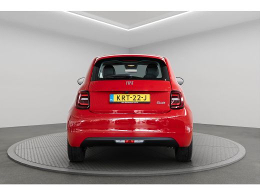 Fiat 500e 42 kWh | Camera | Parkeersensoren Voor & Achter | Navigatie | Apple Carplay & Android Auto | Keyl... ActivLease financial lease