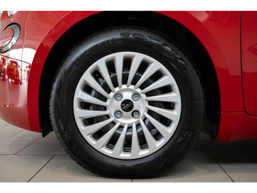 Fiat 500e 42 kWh | Camera | Parkeersensoren Voor & Achter | Navigatie | Apple Carplay & Android Auto | Keyl... ActivLease financial lease
