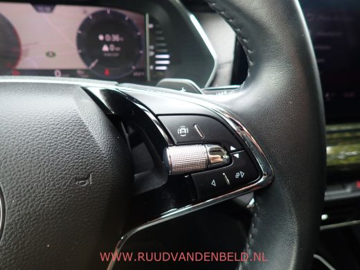 Skoda Octavia Combi 1.5 e-TSI / ACC / CARPLAY / KEYLESS / CAMERA / SFEERVERLICHTING ActivLease financial lease