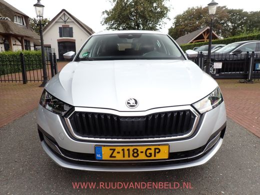 Skoda Octavia Combi 1.5 e-TSI / ACC / CARPLAY / KEYLESS / CAMERA / SFEERVERLICHTING ActivLease financial lease