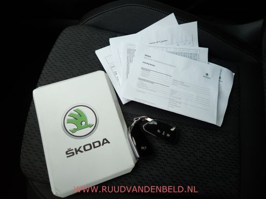 Skoda Octavia Combi 1.5 e-TSI / ACC / CARPLAY / KEYLESS / CAMERA / SFEERVERLICHTING ActivLease financial lease