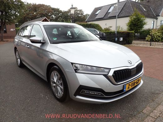 Skoda Octavia Combi 1.5 e-TSI / ACC / CARPLAY / KEYLESS / CAMERA / SFEERVERLICHTING ActivLease financial lease