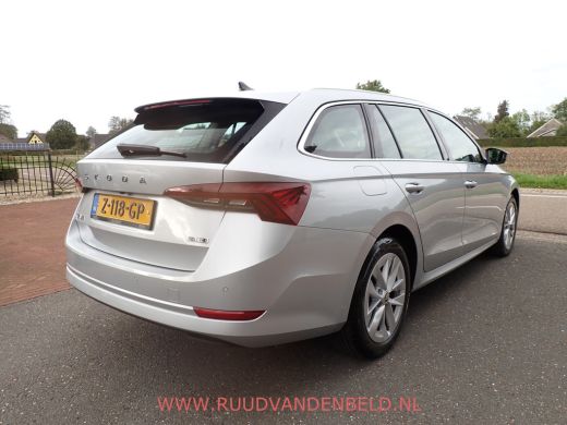 Skoda Octavia Combi 1.5 e-TSI / ACC / CARPLAY / KEYLESS / CAMERA / SFEERVERLICHTING ActivLease financial lease